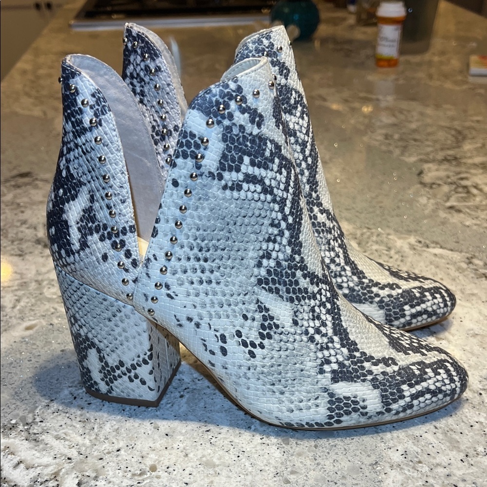 NEW Steve Madden Gray Snake Print Studded Booties Size 9M